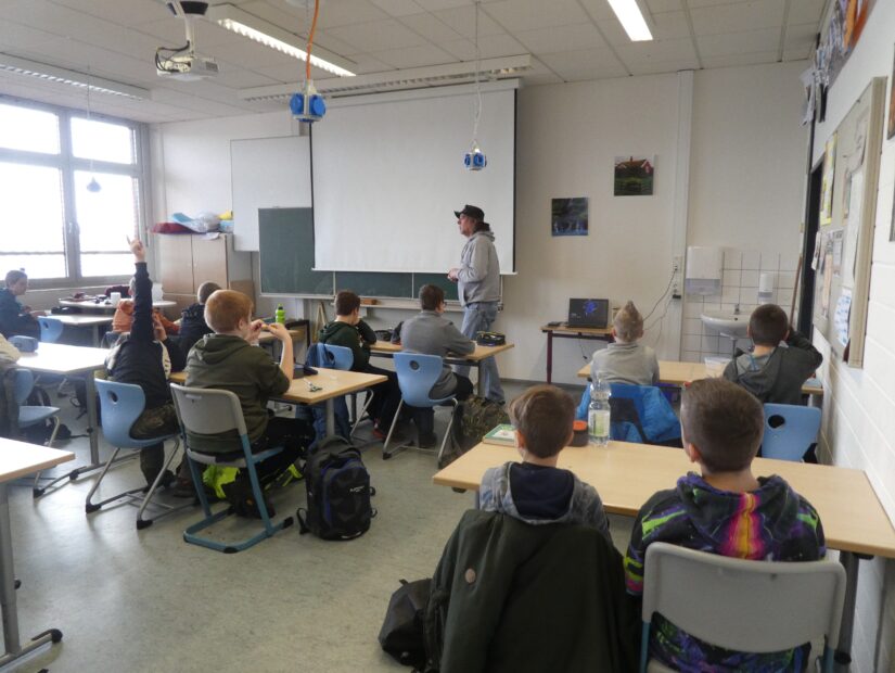 Wildtierexperte Werner Schmäing teilt sein Wissen mit Schülerinnen und Schülern der 5b