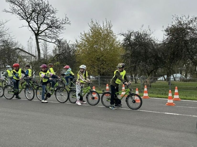 Verkehrssicherheit: Viertklässler erhalten ihren Fahrradpass